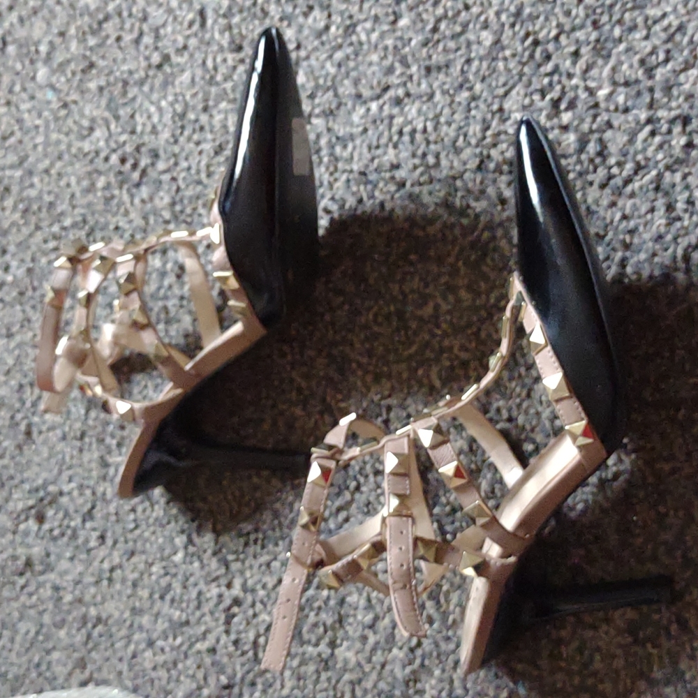 💥BCBG Gold Studded Heels💥